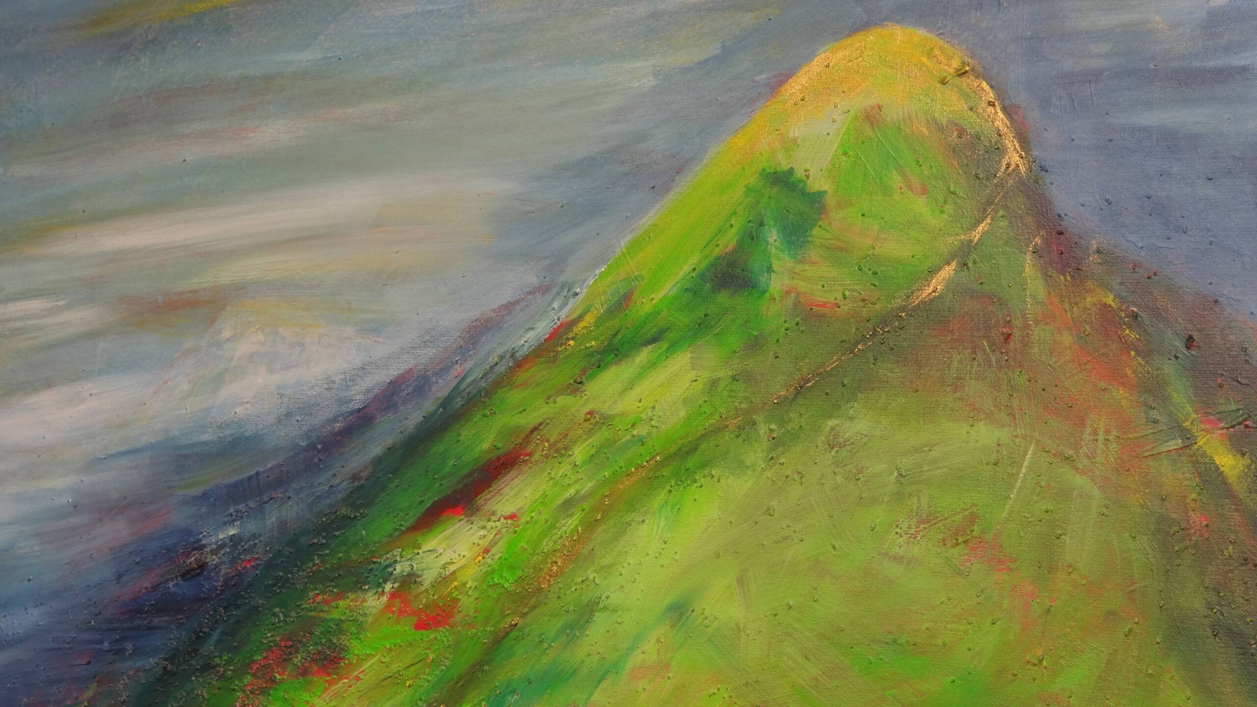 Farbstarkes Gemälde eines grünen Hügels oder Berges mit expressiven Pinselstrichen in Grün-, Gelb- und Rottönen vor einem dramatisch bewölkten Himmel.
