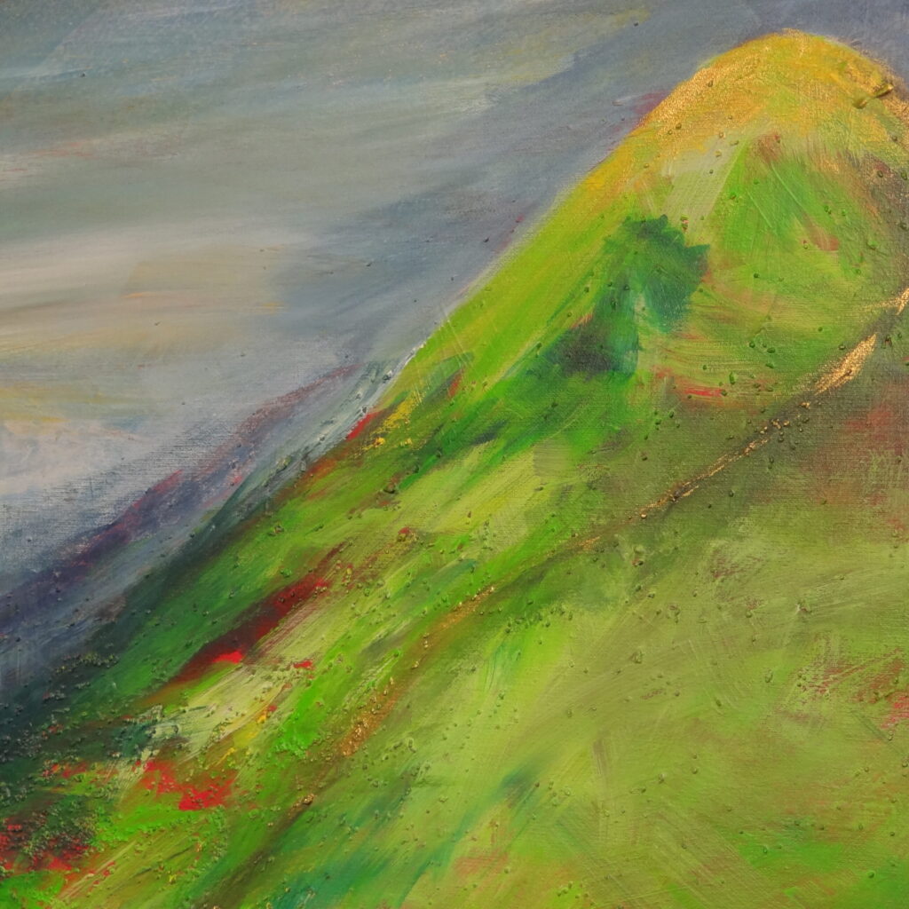 Farbstarkes Gemälde eines grünen Hügels oder Berges mit expressiven Pinselstrichen in Grün-, Gelb- und Rottönen vor einem dramatisch bewölkten Himmel.